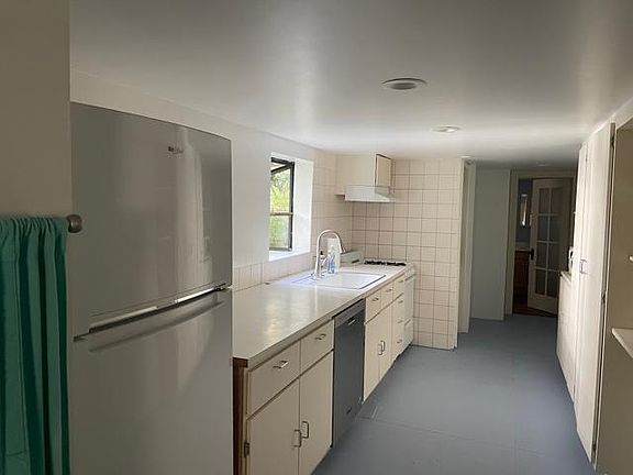 5th image of 38 1/2 Lyon St #38-1/2