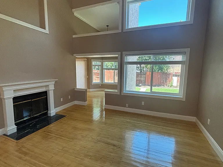 1049 Burnham Dr — Photo 4