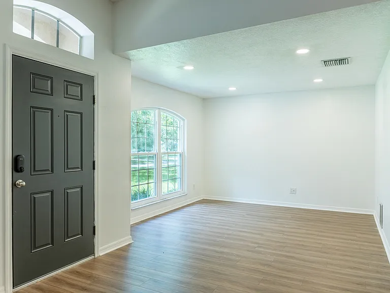 1511 McCrea Dr — Photo 2