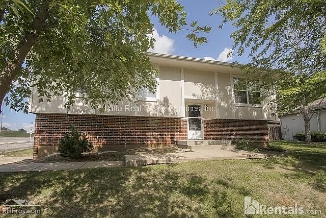 1st image of 800 SE 19th St