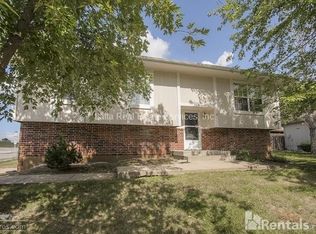 800 SE 19th St, Oak Grove, MO 64075