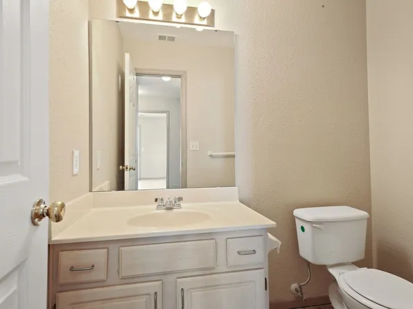 400B NE 6th St, Oak Grove, MO 64075