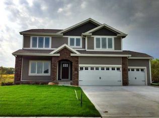 360 Indian Ridge Dr, Waukee, IA 50263