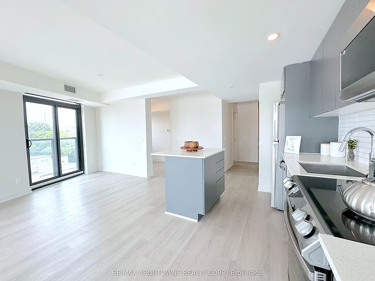 3385 Dundas St W #521 — Photo 2