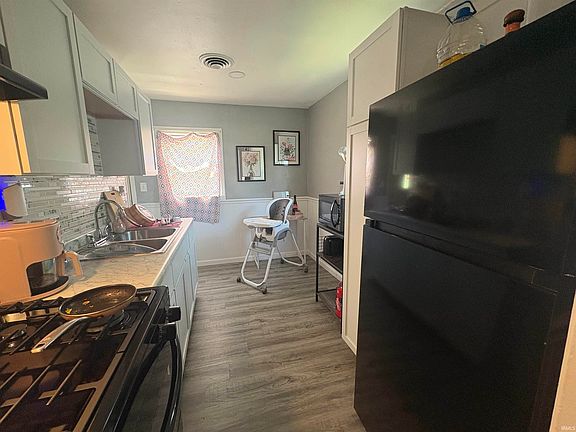 3rd image of 1023 E Elm St