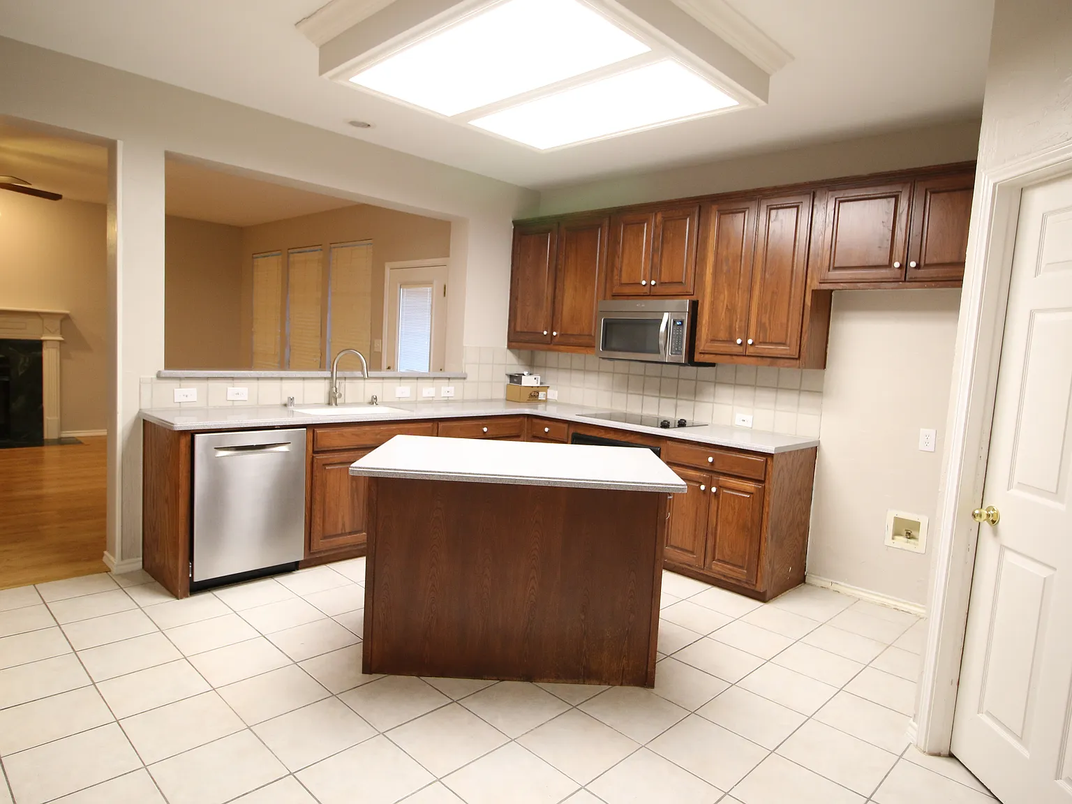 4 bed, 2355 sqft, $2,500 — Photo 3