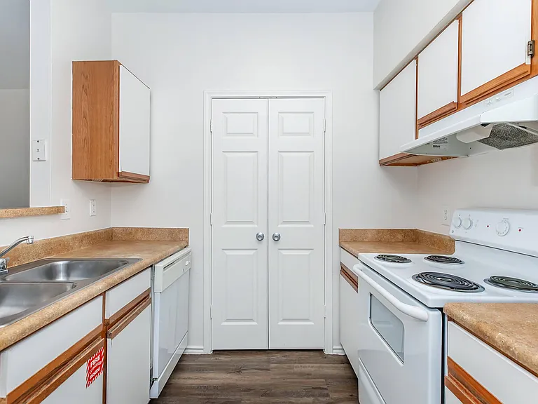 San Pedro Apartments — Photo 47