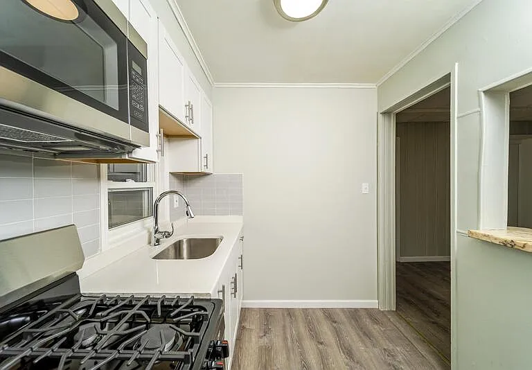 139 N Pine Ave — Photo 3