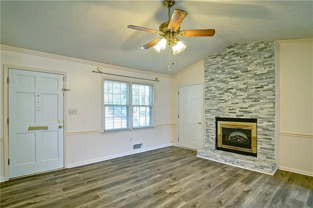 3 bed, 2.0 bath, 1154 sqft, $2,200 — Photo 4