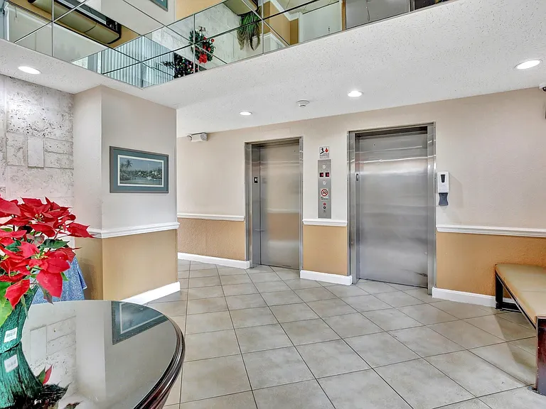 2555 NE 11th St #Penthouse 09 — Photo 25
