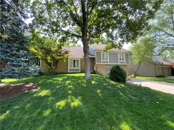 8957 Twilight Ln, Lenexa, KS 66219