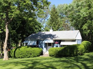 8 Hawthorne Rd, Lake In The Hills, IL 60156