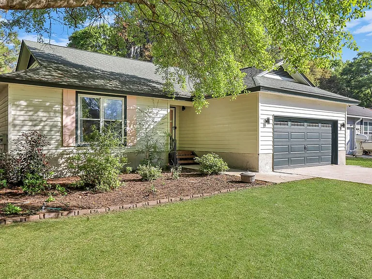 1131 Cobb Rd — Photo 2