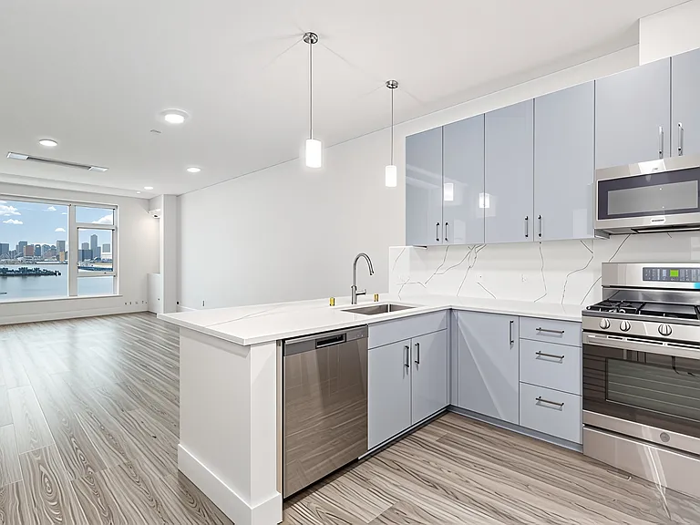 1709 Harbor Ave SW #400 — Photo 3