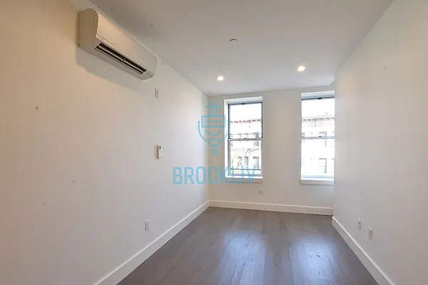 Rented by Tapiro Realty | media 35