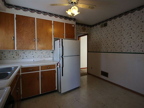 3rd image of 25 6th Ave NE