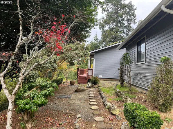 16996 Old County Rd, Brookings, OR 97415