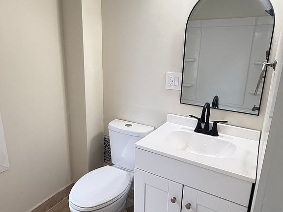 5th image of 658 Gordon St