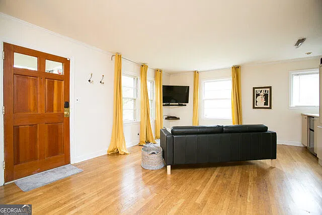 2 bed, 1.0 bath, $1,300 — Photo 2