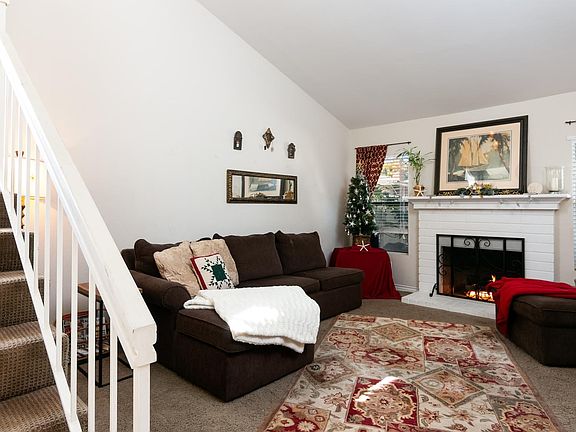 827 Sandberg Ln-004-10-Living Room-MLS_S