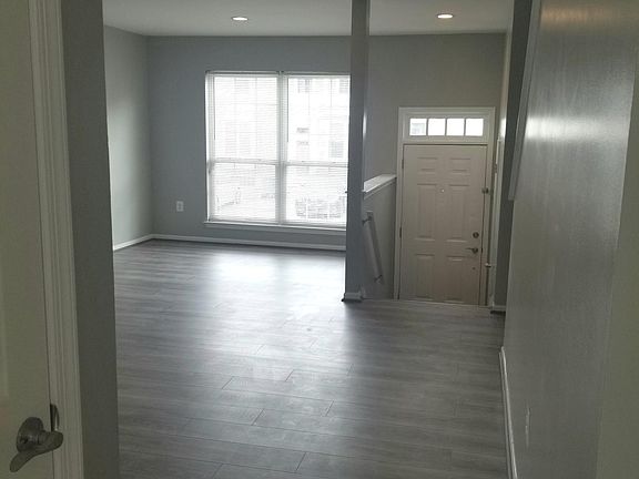 3rd image of 207 Regina Ct