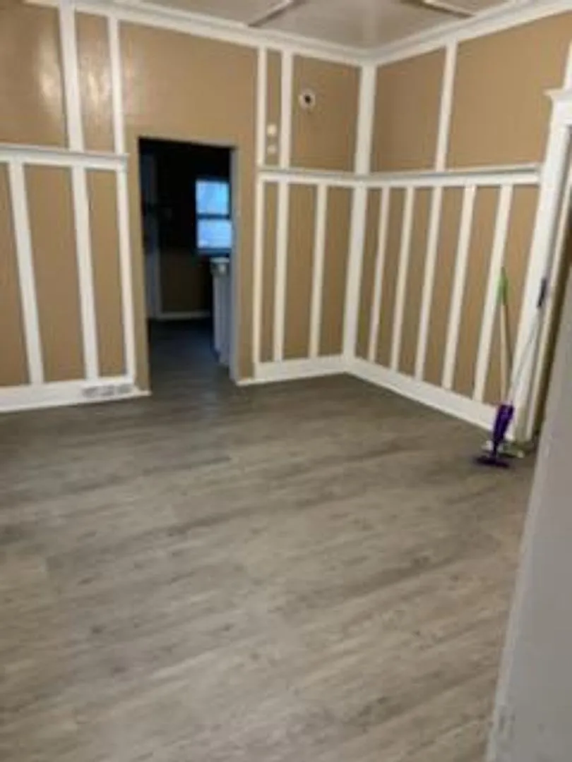 BIG 4 bedroom home — Photo 3