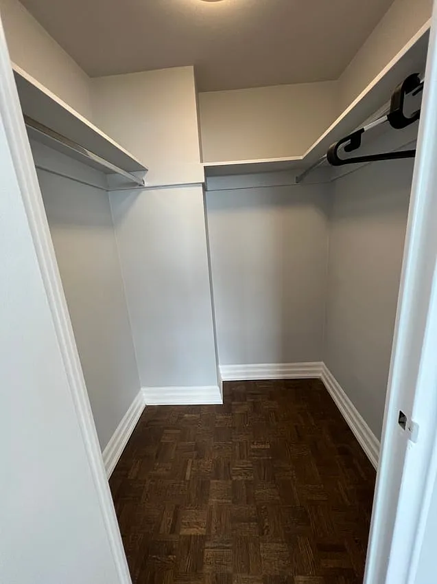 Master Room - Walmer Road & St. Clair Avenue West — Photo 4