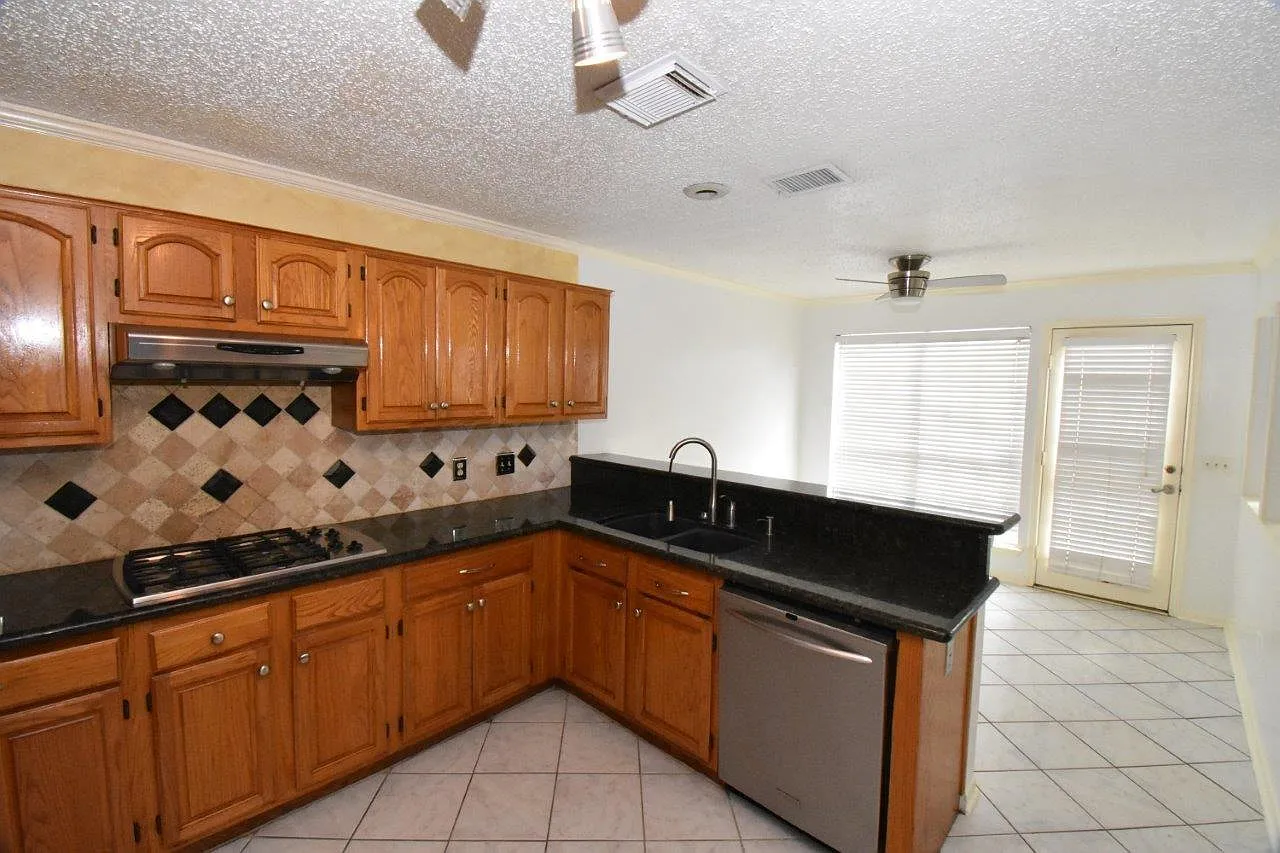 5 bed, 3.5 bath, 2712 sqft, $3,150 — Photo 4