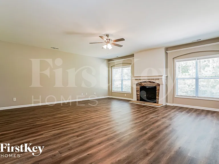 3253 Groveshire Dr — Photo 2