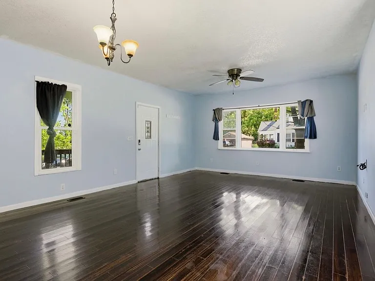 1821 Benjamin St — Photo 2