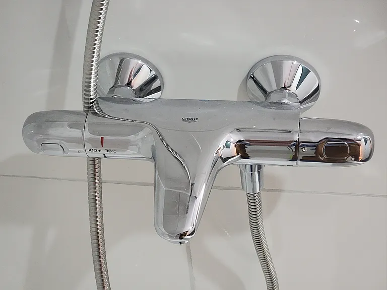 Luxury temperature stable Grohe bath faucet.
