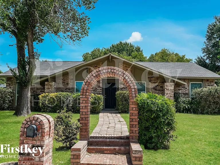 1316 Royal Oak Dr — Photo 2