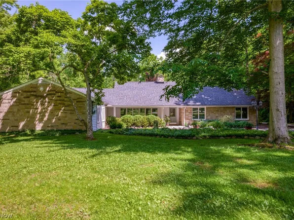 235 Meadowood Ln, Moreland Hills, OH 44022