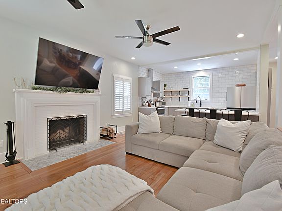 5th image of 3920 Forest Glen Dr
