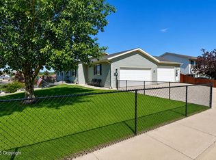 1424 Beaver Dr, Gillette, WY 82718