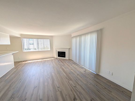 3rd image of 13131 Moorpark St APT 304