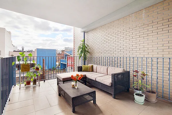 Sold by Compass | media 7