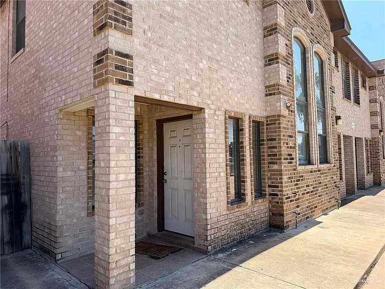 1204 W Kiwi Ave #A — Photo 2