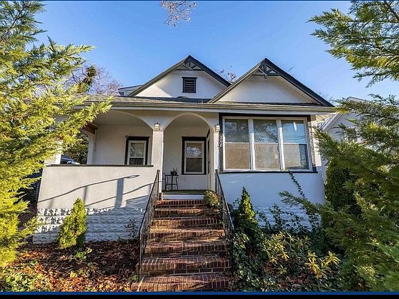 4th image of 208 Huron Ave #1