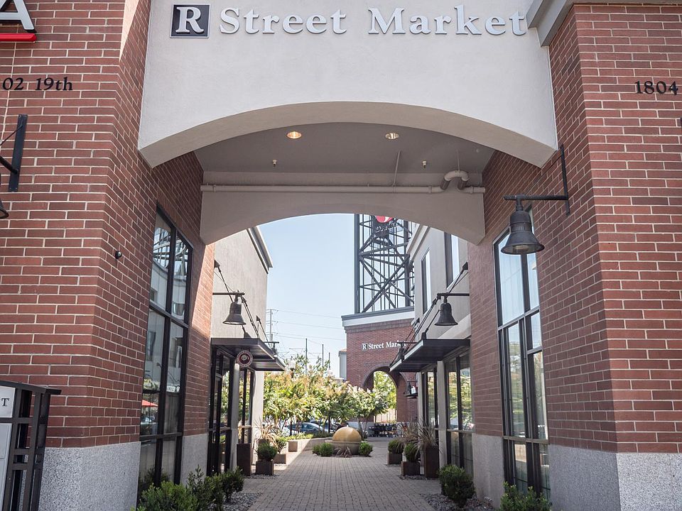 R Street Market Shopping Center