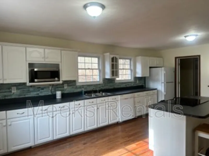 3 bed, 2.0 bath, 1479 sqft, $1,650 — Photo 3