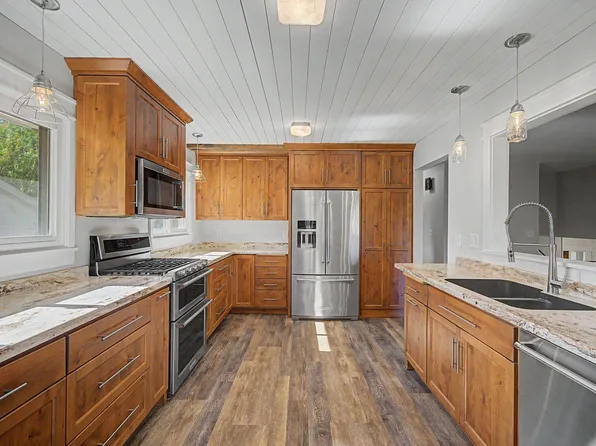 10496 Thrush St NW, Coon Rapids, MN 55433