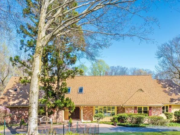 11 Tulip Tree Lane, Woodbridge, CT 06525