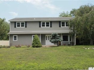 107 Lakeside Dr, Oakdale, NY 11769
