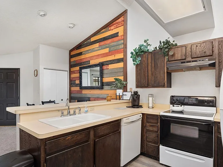 103 Niblic Ct — Photo 8