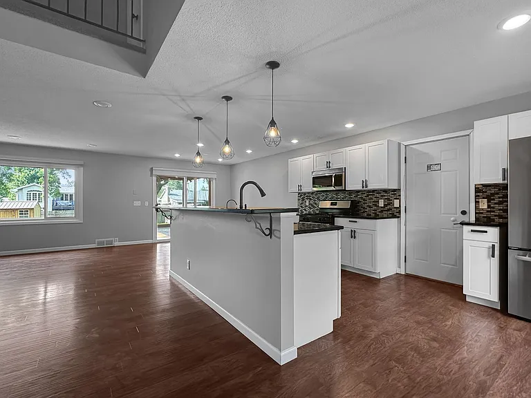 2814 Woodridge Ln — Photo 2