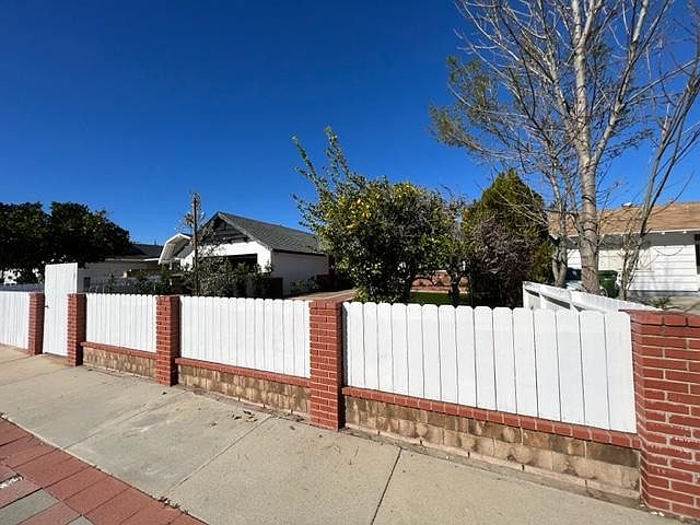 Front yard - private entrance.