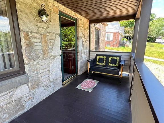 3rd image of 527 Edward St