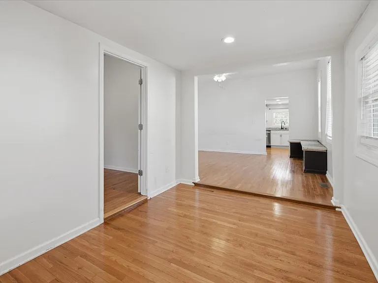 1041 Hervey St — Photo 2