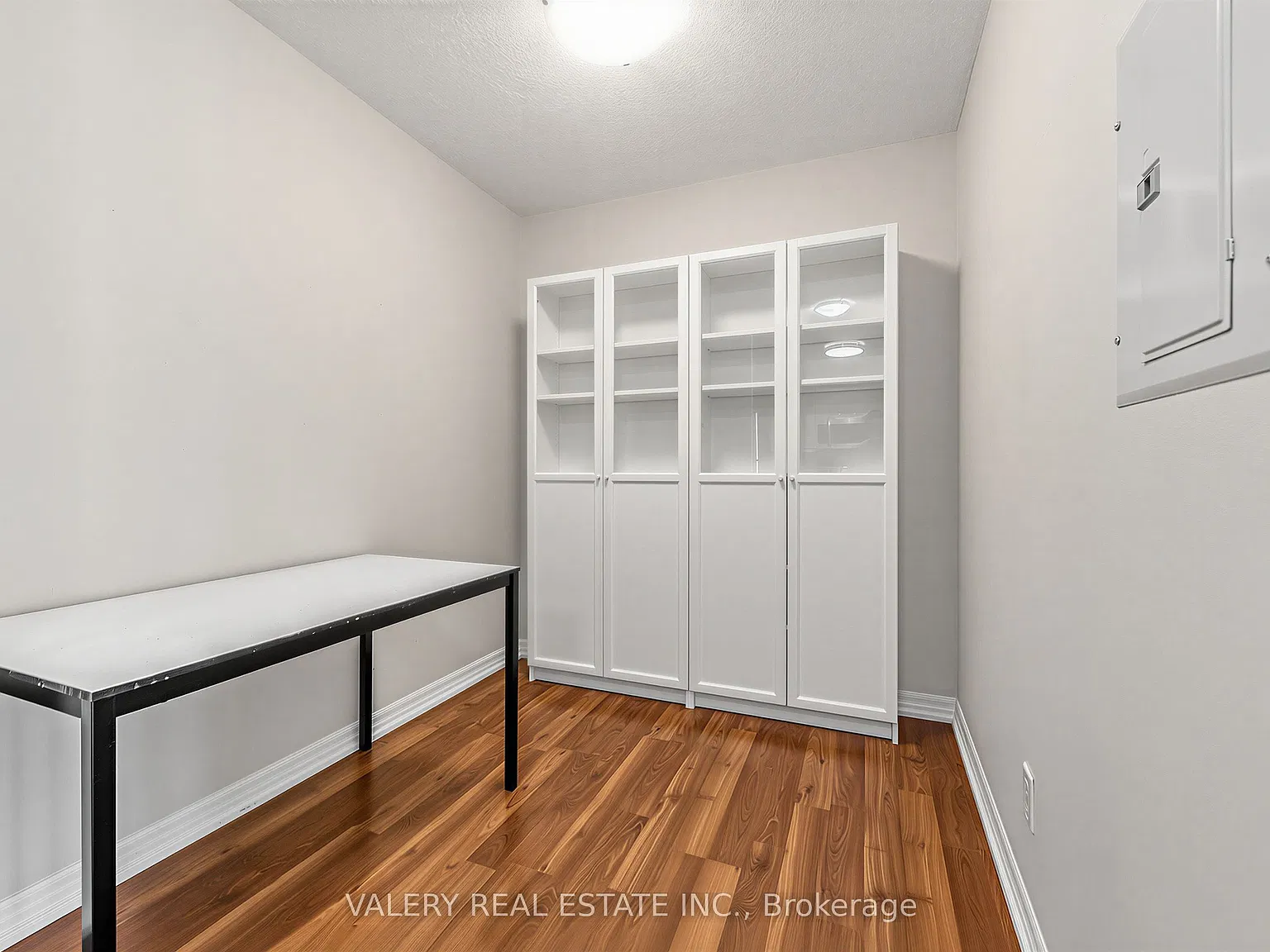 1403 Royal York Rd — Photo 3